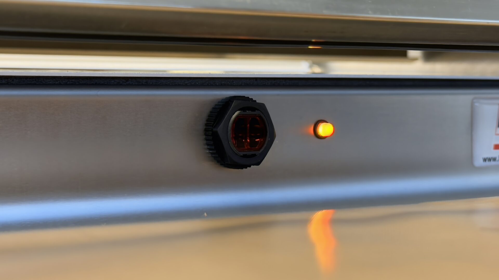 Heat Cycle Indicator of the Energy Smart Over-wrapper displaying Orange LED Light.