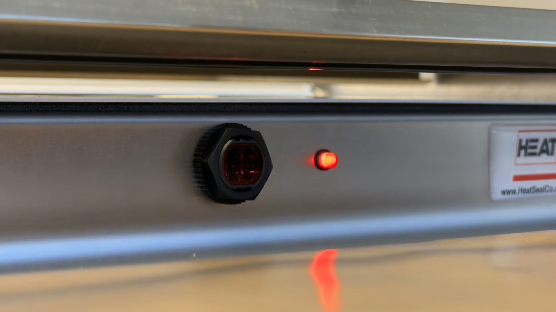 Heat Cycle Indicator of the Energy Smart Over-wrapper displaying Red LED Light.